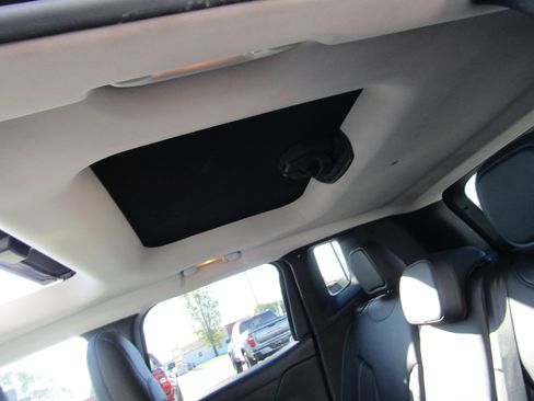 Used 2016 Jeep Renegade Limited w/ Safety & Security Group image 15