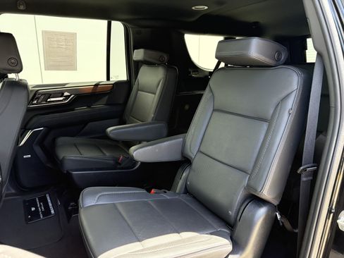 Used 2025 GMC Yukon XL Denali AWD/4WD image 12