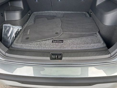 Certified 2025 Volkswagen Tiguan SE w/ Panoramic Sunroof Package AWD/4WD image 18