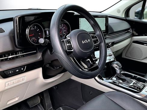 Used 2024 Kia Carnival EX image 19