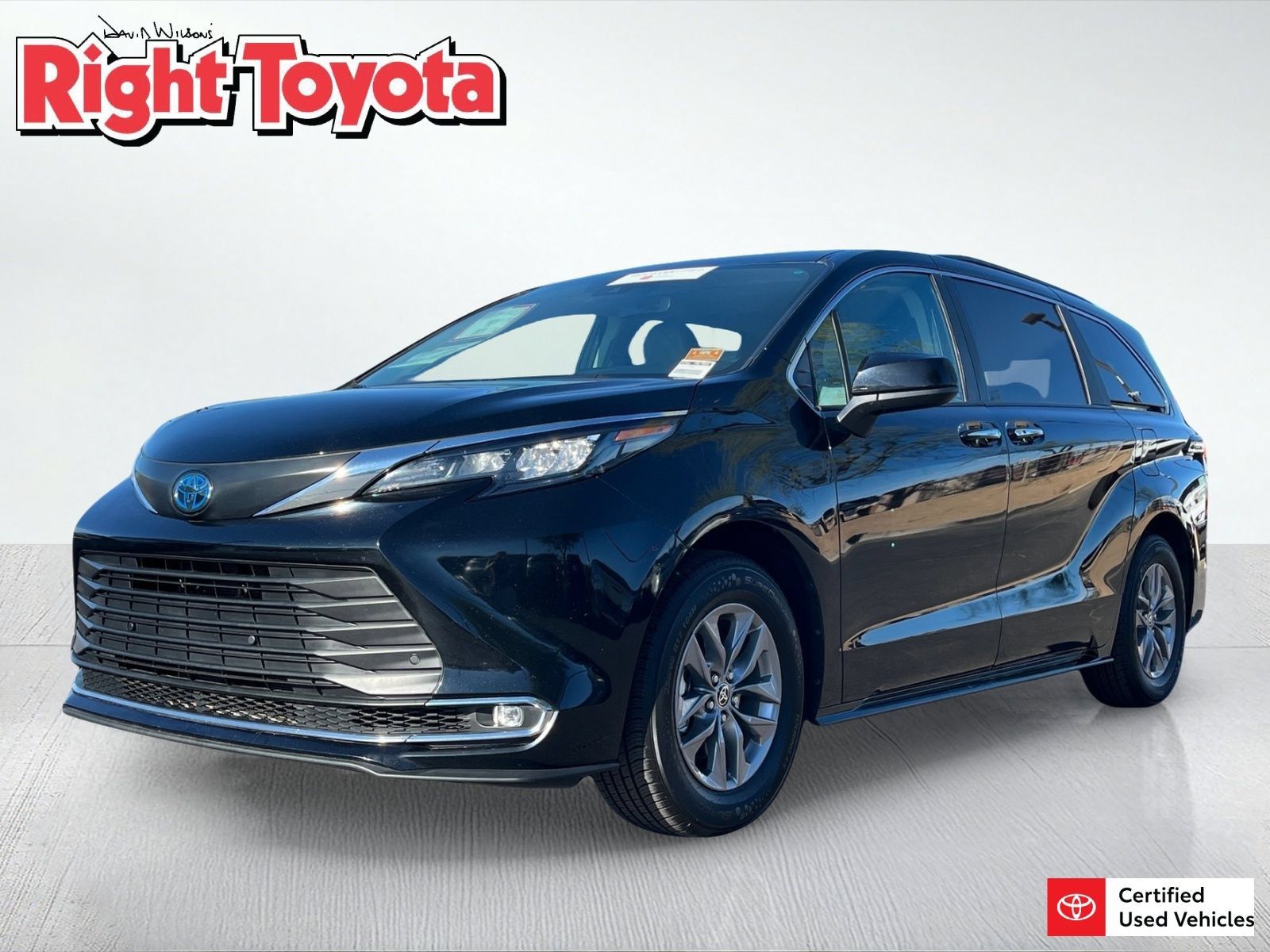 Certified 2024 Toyota Sienna XLE FWD image 1