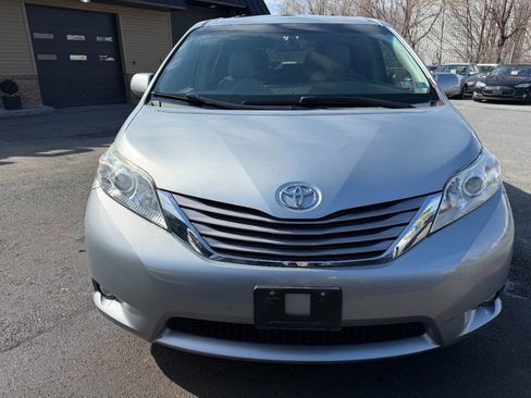 Used 2016 Toyota Sienna XLE image 3