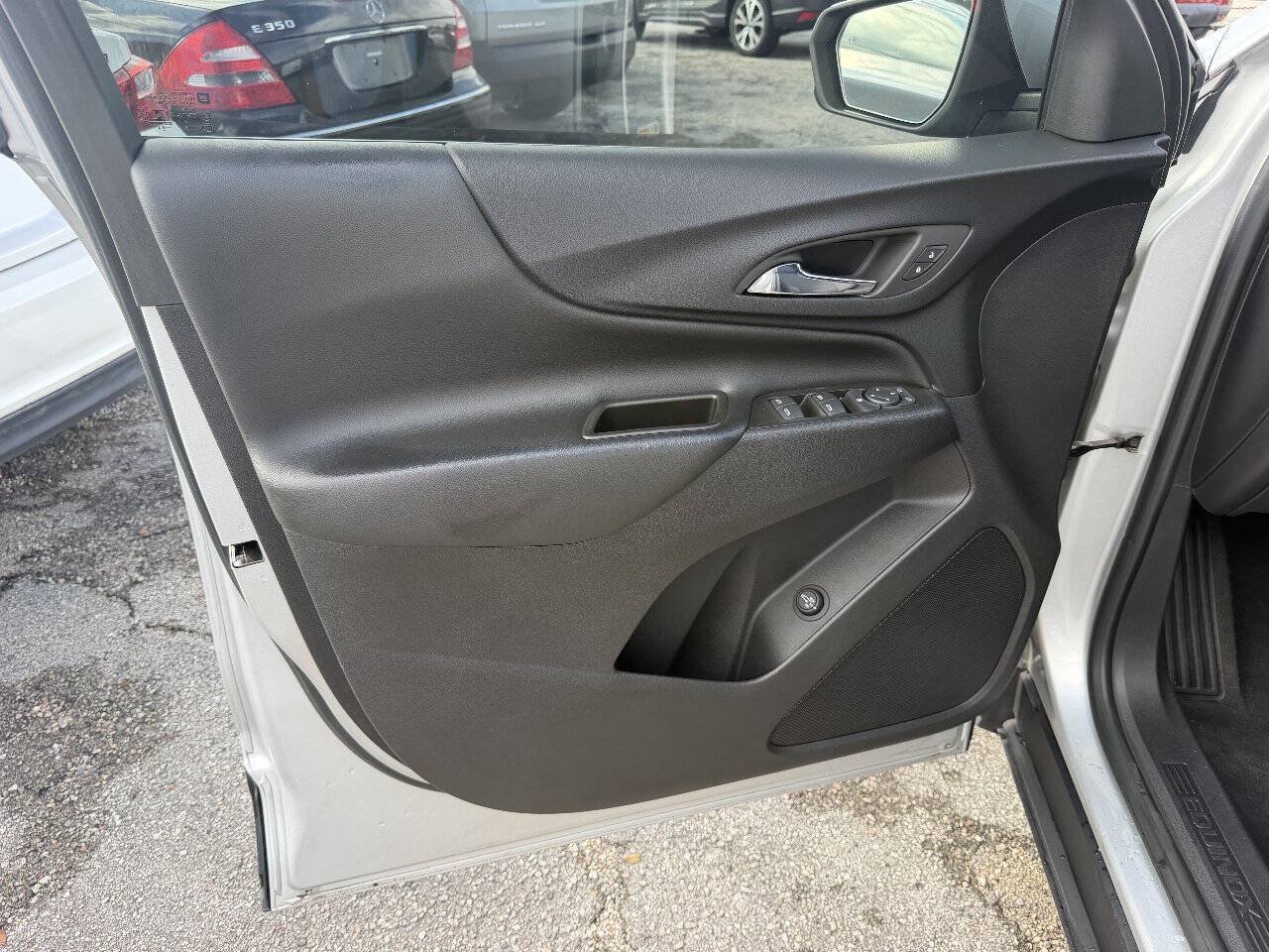 Used 2022 Chevrolet Equinox LT w/ Driver Convenience Package FWD image 9