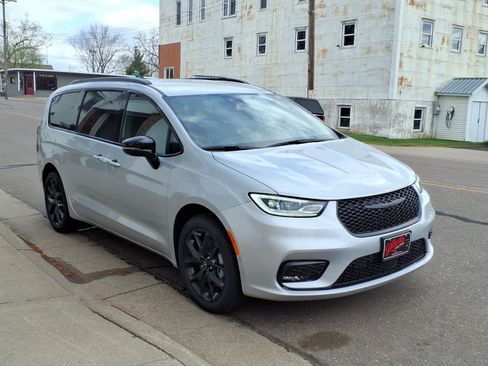 New 2026 Chrysler Pacifica Select w/ S Appearance Package AWD/4WD image 4