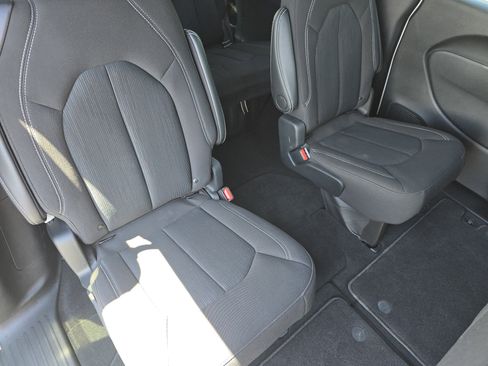 Used 2024 Chrysler Pacifica Touring FWD image 22