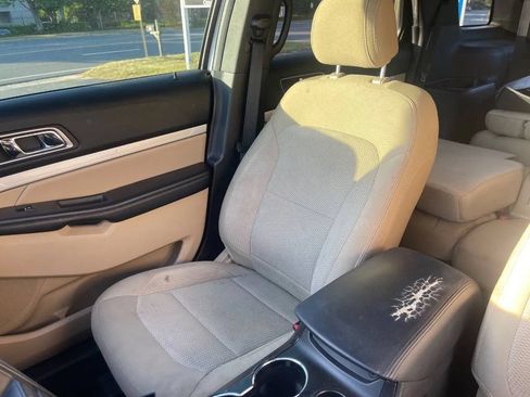 Used 2017 Ford Explorer XLT w/ Equipment Group 201A FWD image 16