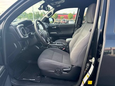Used 2019 Toyota Tacoma TRD Off-Road w/ Technology Package AWD/4WD image 8