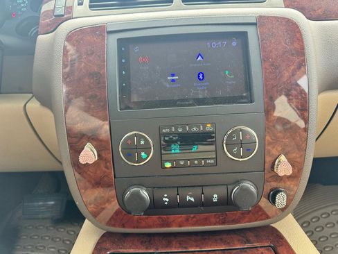 Used 2013 Chevrolet Avalanche LTZ image 18