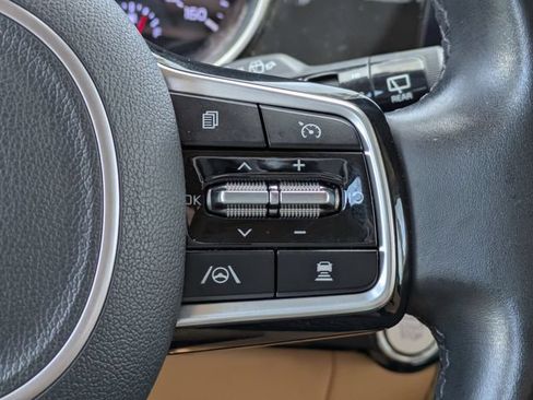 Used 2022 Kia Carnival EX FWD image 21