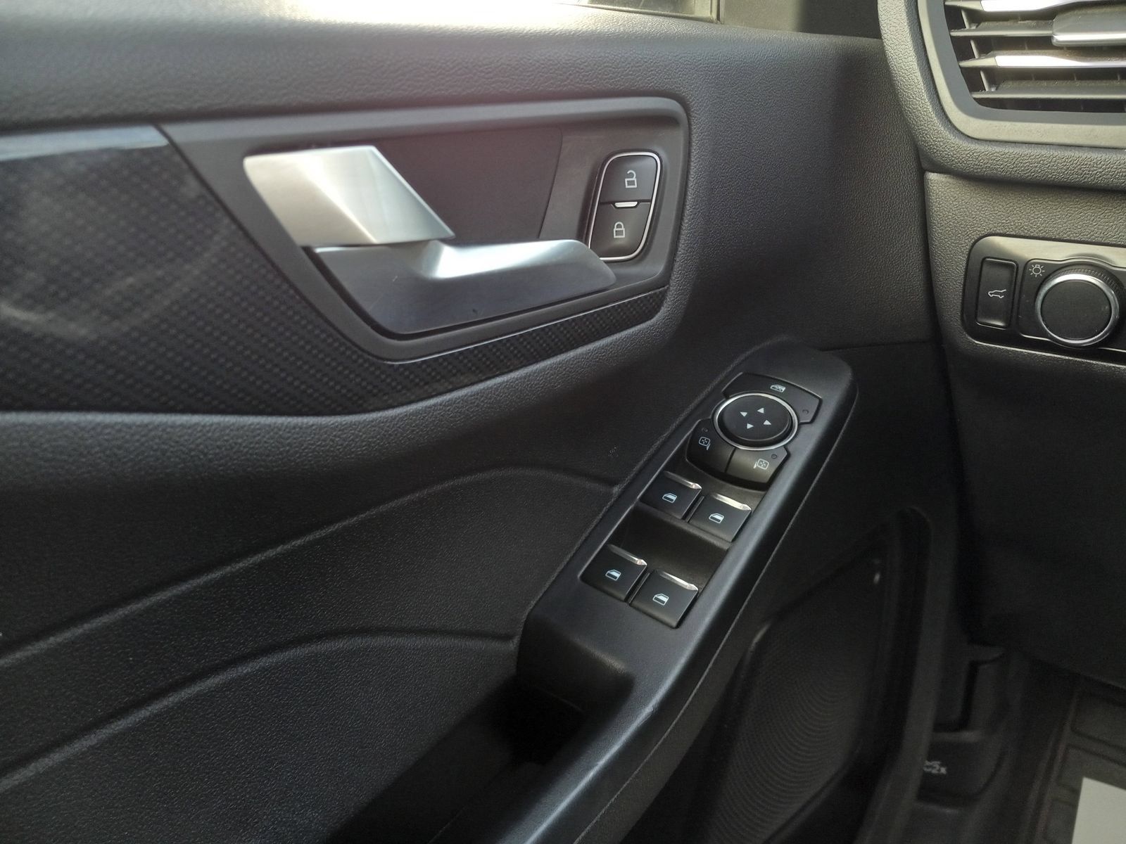 Used 2024 Ford Escape ST-Line w/ Cold Weather Package FWD image 27
