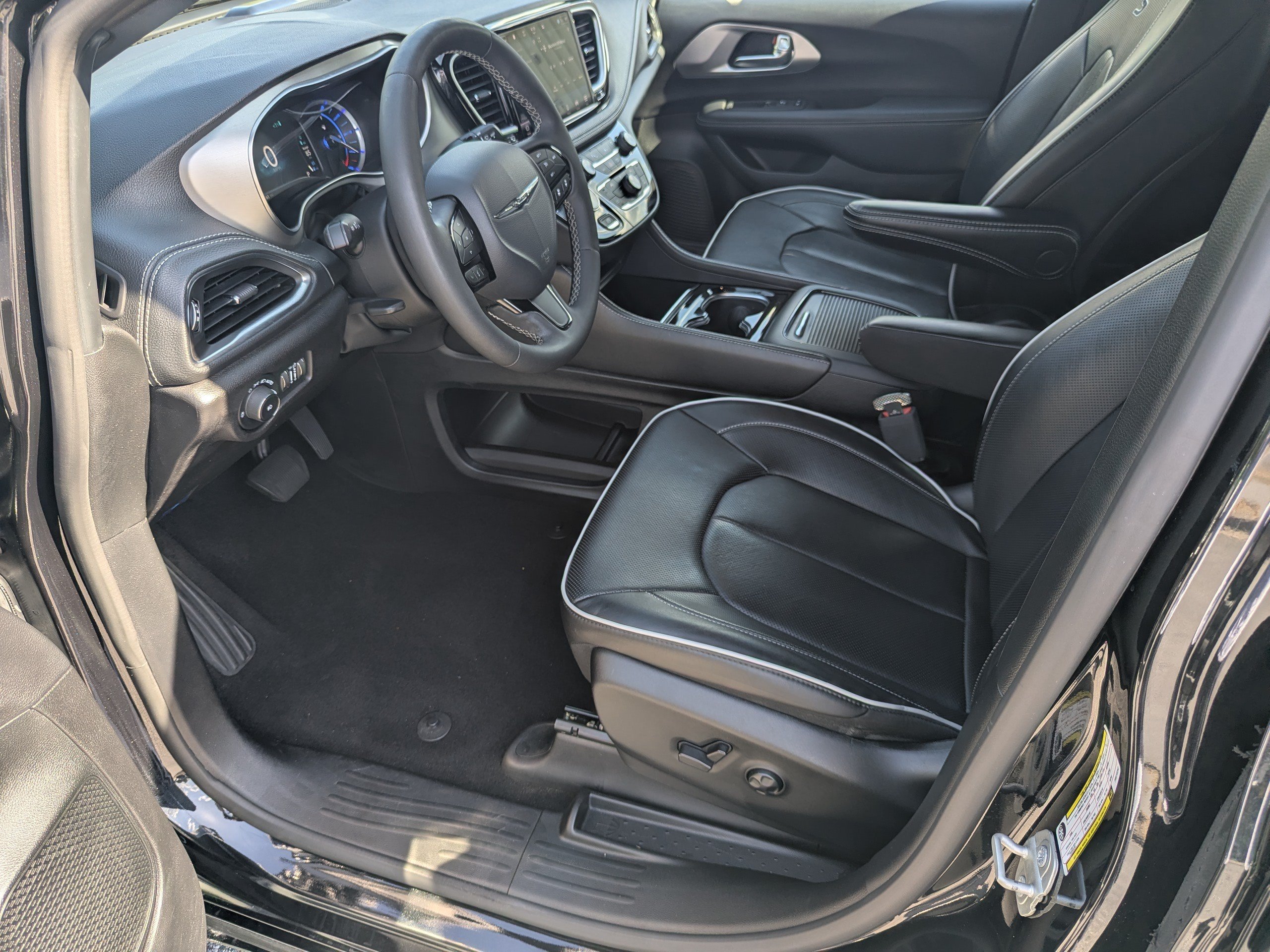Used 2023 Chrysler Pacifica Limited w/ S Appearance Package FWD image 11