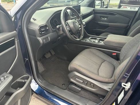 Used 2025 Honda Pilot Sport image 13