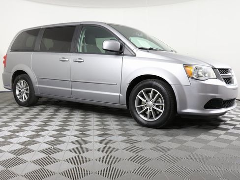 Used 2016 Dodge Grand Caravan SE image 3