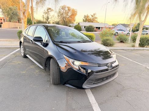 Used 2023 Toyota Corolla LE image 3