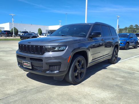 Used 2023 Jeep Grand Cherokee L Laredo image 3