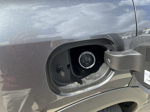 New 2025 Nissan Kicks SR image 17