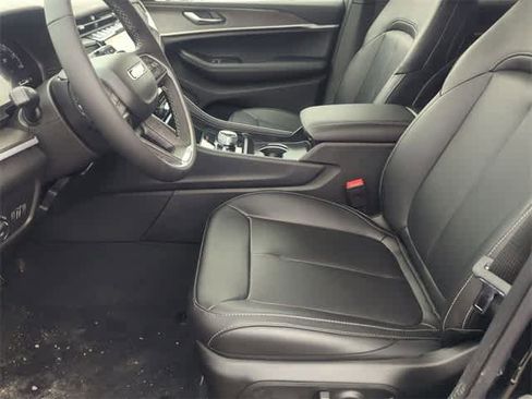 New 2025 Jeep Grand Cherokee Limited image 16