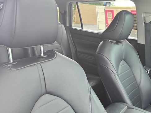 Used 2022 Toyota Highlander XLE FWD image 23