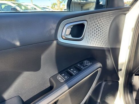 Used 2025 Kia Soul LX w/ LX Technology Package image 27