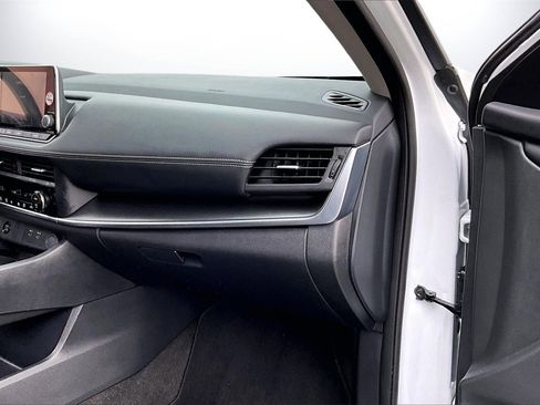 Used 2024 Nissan Rogue SV image 18