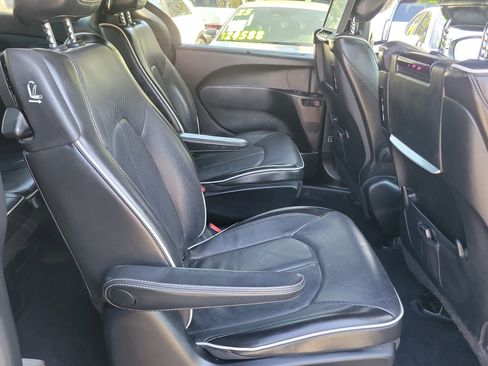 Used 2019 Chrysler Pacifica Limited w/ Advanced Safetytec Group image 26