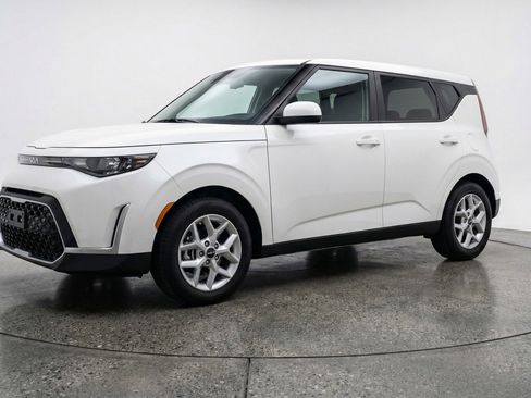 Used 2025 Kia Soul LX w/ LX Technology Package image 3