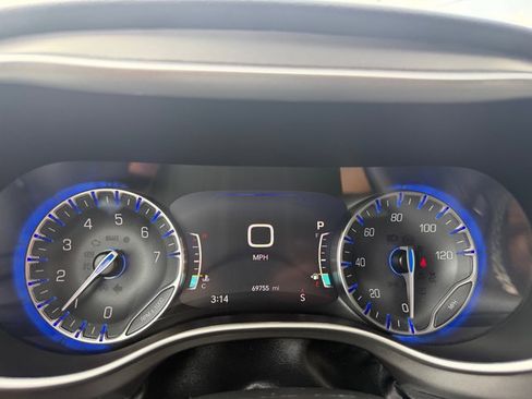 Used 2023 Chrysler Pacifica Touring-L FWD image 17