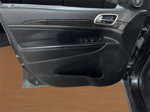 Used 2011 Jeep Grand Cherokee Laredo image 18