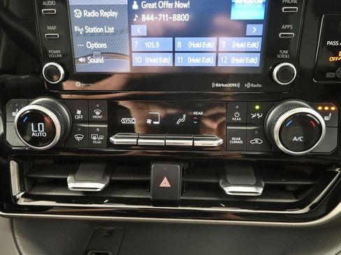 Used 2021 Toyota Highlander XLE AWD/4WD image 21