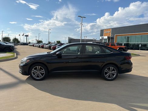 Used 2024 Volkswagen Jetta SE FWD image 2