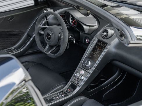 Used 2016 McLaren 675LT Spider image 17