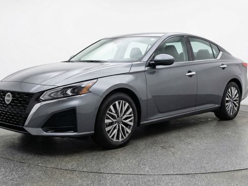 Used 2025 Nissan Altima 2.5 SV FWD image 3