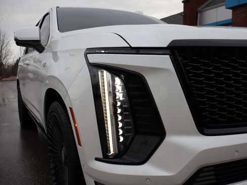 Used 2025 Cadillac Escalade Sport Platinum image 4