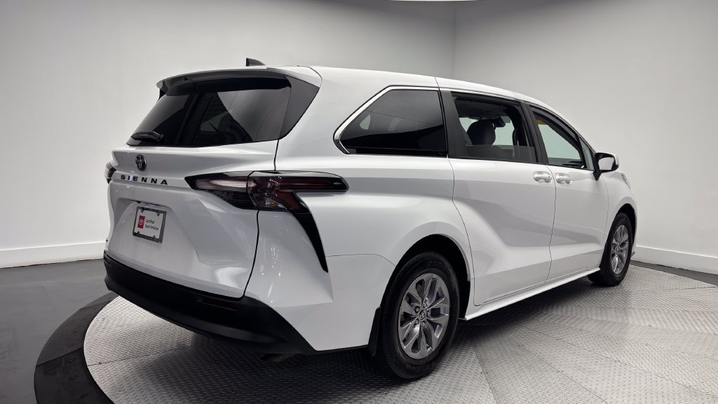 Certified 2026 Toyota Sienna LE FWD image 41