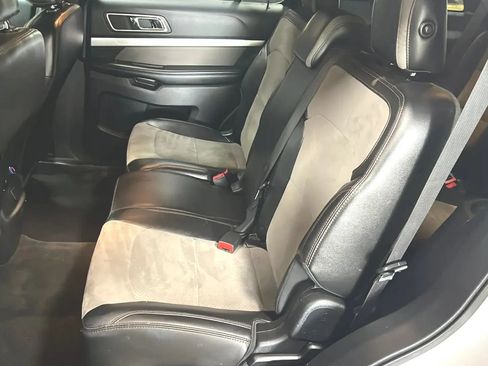 Used 2017 Ford Explorer XLT w/ Equipment Group 202A AWD/4WD image 5