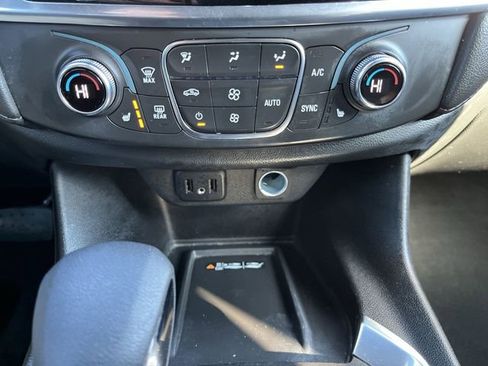 Used 2023 Chevrolet Traverse LT image 18