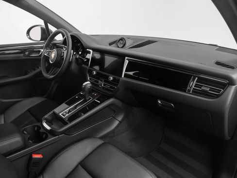 Used 2025 Porsche Macan image 21