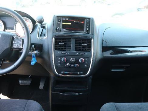 Used 2017 Dodge Grand Caravan SE FWD image 18