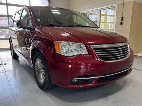 Used 2015 Chrysler Town & Country Touring-L w/ Driver Convenience Group image 1