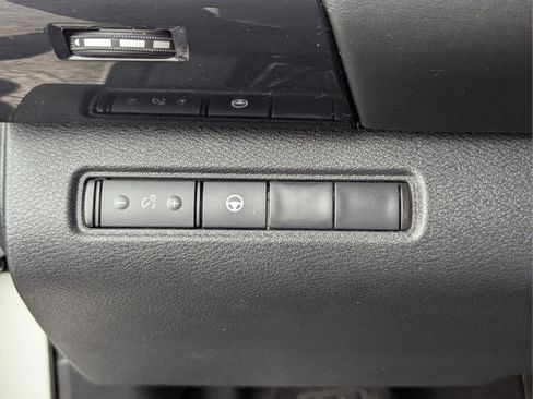 Used 2023 Nissan Pathfinder SV image 31