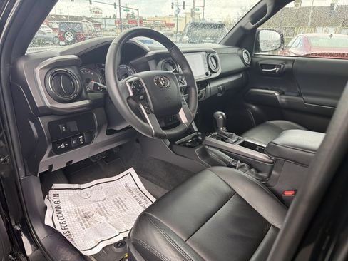 Used 2022 Toyota Tacoma TRD Off-Road w/ Technology Package image 8