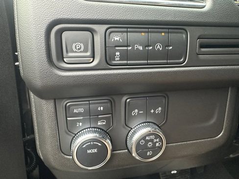 Used 2024 GMC Yukon SLT image 28