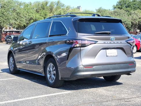 Used 2023 Toyota Sienna XLE FWD image 3