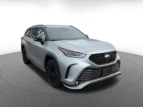 Used 2025 Toyota Highlander XSE image 3