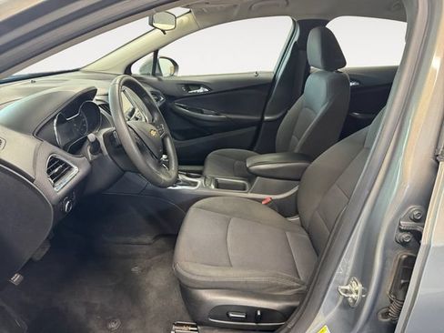 Used 2018 Chevrolet Cruze LT w/ Convenience Package FWD image 7