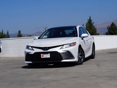 Used 2023 Toyota Camry XLE FWD image 2