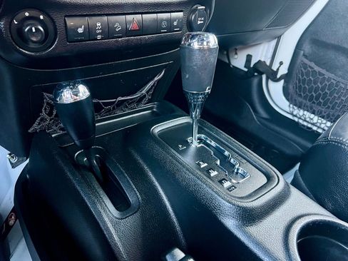 Used 2017 Jeep Wrangler Unlimited Sahara image 23