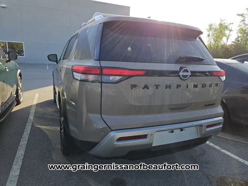 Used 2023 Nissan Pathfinder Platinum w/ Black Appearance Package image 7