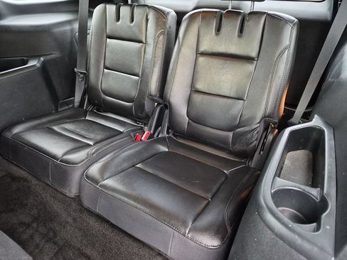 Used 2018 Ford Explorer XLT w/ Equipment Group 202A AWD/4WD image 18