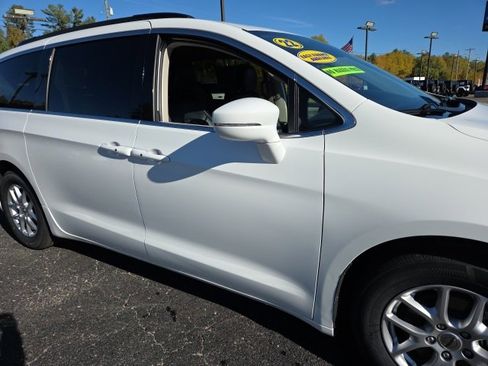 Used 2022 Chrysler Pacifica Touring-L image 77